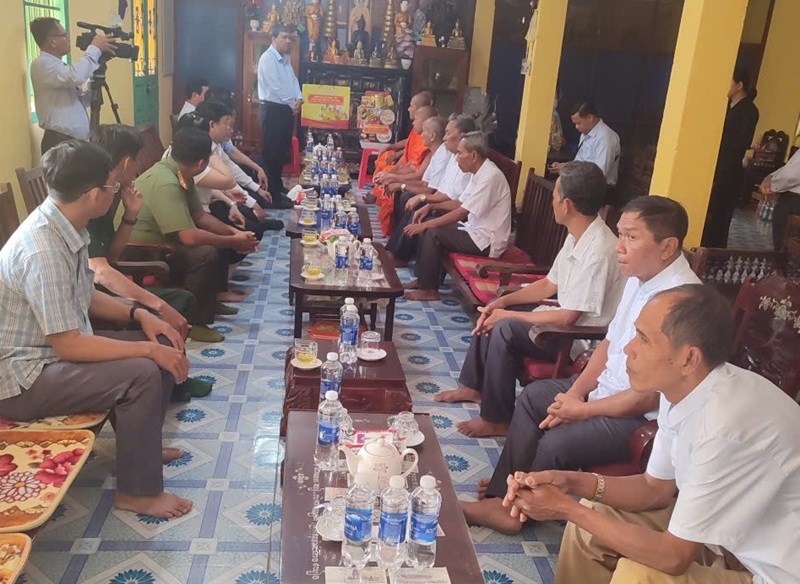 NGÃI TỨ: THĂM, TẶNG QUÀ, CHÚC TẾT CÁC GIA ĐÌNH CHÍNH SÁCH TIÊU BIỂU, GIA ĐÌNH CHÍNH SÁCH KHÓ KHĂN, CÁN BỘ HƯU NGƯỜI DÂN TỘC NHÂN DỊP TẾT CỔ TRUYỀN CHÔL CHNAM THMÂY NĂM 2026 CỦA ĐỒNG BÀO DÂN TỘC KHMER TRÊN ĐỊA BÀN XÃ