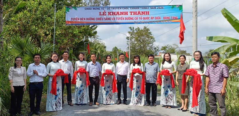 NGÃI TỨ: KHÁNH THÀNH TUYẾN ĐÈN ĐƯỜNG CHIẾU SÁNG VÀ TUYẾN ĐƯỜNG CỜ TỔ QUỐC ẤP GIỮA – BẰNG TĂNG