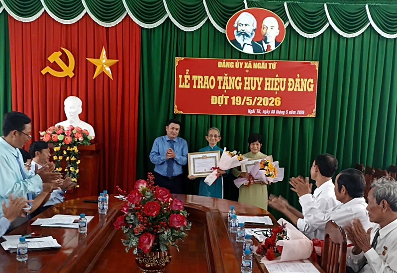 ĐẢNG ỦY XÃ NGÃI TỨ TỔ CHỨC TRAO TẶNG HUY HIỆU ĐẢNG ĐỢT 19/5/2026
